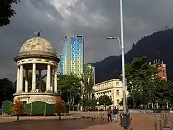 Con la Academia de la Lengua y las Torrres de City U