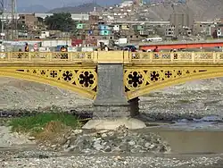 Un pilar con las enjutas y sus rosetones