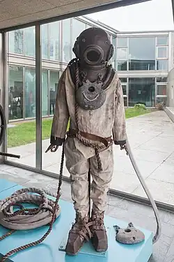 Antiguo equipo de buzo conservado (Museo del Mar de Galicia).