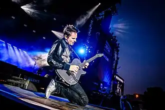 Matt Bellamy tocando la guitarra en Rock im Park en 2018