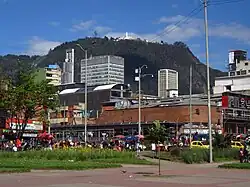 Cerro de Monserrate desde la plaza de Los Mártires