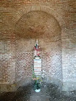 Altar en el interior de la «capilla»