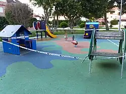 Parque infantil cerrado en Masalfasar por la COVID-19.