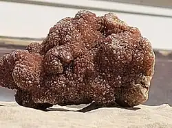 Roca de cuarzo drusa marrón con cristales de drusa