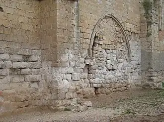 Puerta principal de la construcción cisterciense cegada cuando se abrió la puerta del muro norte.