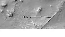 Posible dike en Thaumasia, cuando visto por HiRISE bajo HiWish programa. Dikes Puede haber depositado minerales valiosos.