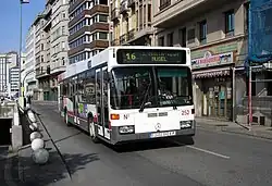 Autobús Mercedes-Benz ya retirado haciendo la línea 16 a la altura de Fomento en 2006.