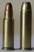 .256 Winchester Magnum ronda junto a su estuche principal, el .357 Magnum .