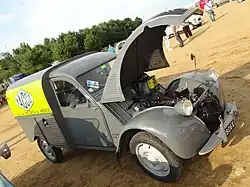 2 CV furgoneta con los colores de la marca de lubricantes Yacco.