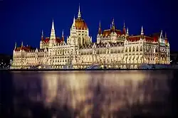 Vista de la fachada iluminada