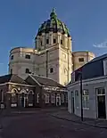 Oudenbosch : Basílica de Santas Águeda y Bárbara, inspirada en planta y alzado en la basílica de San Pedro del Vaticano.[4]​