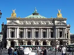 Aspecto general de la fachada. A la derecha arriba, las alegorías de Gruyere.