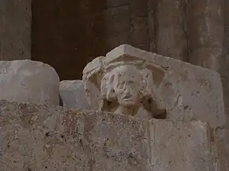 Restos del arcosolio con cabeza que se mesa los cabellos.