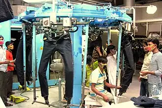 Haciendo estiramiento 3D, barbas, y quitándoele las arrugas a los pantalones vaqueros.