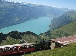 Vista del lago Brienz e Interlaken en el fondo.