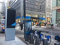 Estación de pago de Citi Bike en Midtown Manhattan; a la izquierda, una cabina de LinkNYC.