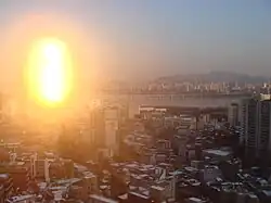 Durante 20 minutos de la puesta de sol, el lado oriental del edificio está iluminado con un intenso brillo.