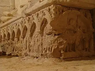 Sarcófago cuya decoración temática está muy deteriorada.