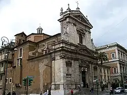Volado del muro exterior que corresponde a la hornacina central de la capilla, sobre la que se encuentra la claraboya, y sobre ella el ventanal.[2]​