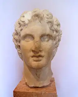 Busto de Alejandro Magno del periodo helenístico (hacia 336&nbsp;a.&nbsp;C.) hallado en las proximidades del Erecteion en 1886. Se atribuye a Lisipo o Leócares.