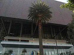 La entrada principal de la Arena Ciudad de México junto con la Terraza-Bar y la pantalla de LED.
