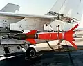 Una bomba guiada AGM-123A Skipper II en el soporte subalar de un Vought A-7 Corsair en el U.S. Naval Weapons Center, China Lake, California (USA), el 1 de mayo de 1985.