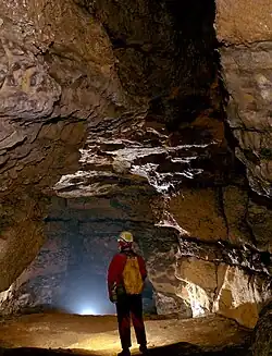 Primer tramo del piso superior; obsérvese la morfología clástica de la galería