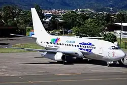 Boeing 737-200 «Lempira» (HR-AVR) en el Aeropuerto Internacional Toncontín de Tegucigalpa, Honduras (octubre de 2016)