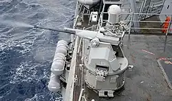Un cañón de 25 mm a bordo del USS&nbsp;Momsen&nbsp;(DDG-92) disparando en 2013.