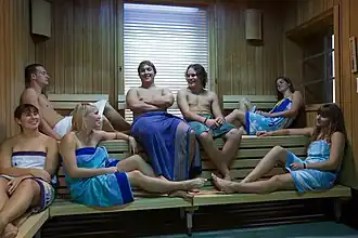 Personas compartiendo sauna con toallas