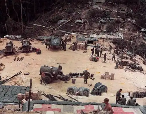 Un UH-1D estacionado entre los suministros en la FSB Berchtesgaden durante la Operación Somerset Plain (1968). Se puede apreciar también el hospital de campaña.