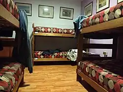 Habitación de un hostal del tipo albergue juvenil, en Santiago de Chile.