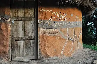 Decoración aari en casa de aldea.