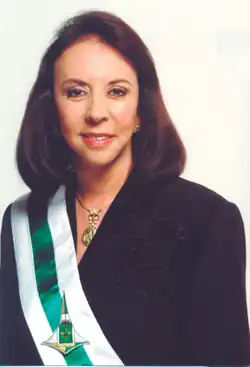 El escudo en la Banda gubernamental del Distrito Federal en el retrato oficial de Maria de Lourdes Abadia