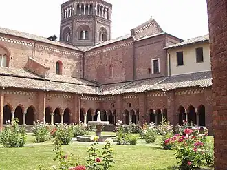 Claustro, con la parte septentrional original