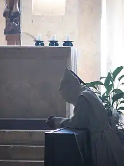 Canónigo regular rezando