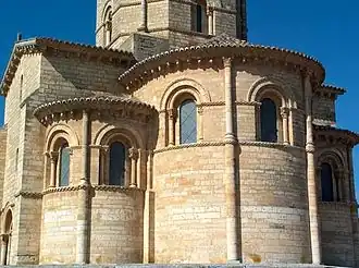 Ábside y dos absidiolos en la Iglesia de San Martín de Frómista (Palencia, España).