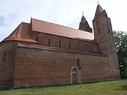 Satu Yegua. Rumania. Iglesia de la abadía. La pared de ladrillo original fue reparada por Frigyes Schulek.