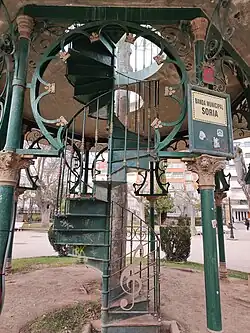 Vista del acceso inferior al templete del Árbol de la Música.