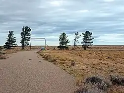 Portal de acceso a la base mirando hacia las vías.