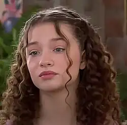 Adriana Campos-Salazar es Michelle Flores