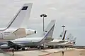 Aviones presidenciales de diferentes países en la plataforma del aeropuerto.