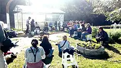 Participantes organizando la tarea del preparado de abonos orgánicos, para la nutrición del suelo en una huerta urbana comunitaria en Buenos Aires, Argentina. Mayo 2022