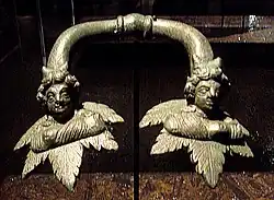 Brazalete con pechos femeninos en forma de cuerno (siglo II&nbsp;a.&nbsp;C.)