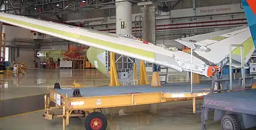 pre-instalado elevadores para un pequeño Airbus. El elevador es la superficie de plata en la mano derecha de la imagen, inmediatamente por debajo de los tubos rojos a la fábrica de pared