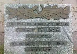 Placa conmemorativa en la tumba de la tripulación