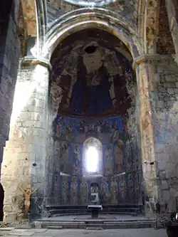 Altar principal de la iglesia y murales