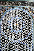 Patrones geométricos en mosaico zellige en la Madrasa de Al-Attarine en Fez (Marruecos) (siglo&nbsp;XIV)