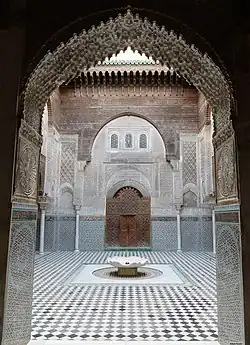 Un arco lambrequín o de "muqarnas", decorado con mocárabes en la Madrasa de Al-Attarine, Fez (1323-1325)
