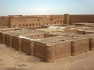 El palacio del desierto de Ujaidir (775) se encuentra a casi 200 km al sur de Bagdad. Originalmente tenía tres pisos.